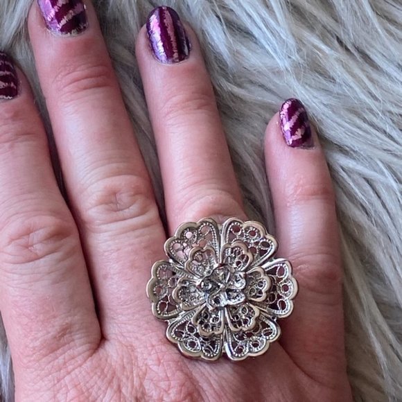 🟣 (2/$12) Fun silver stretch flower ring - One Size - Picture 8 of 13